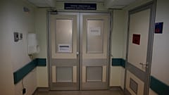 Η είσοδος της μονάδας Λοιμώξεων του Αττικού νοσοκομείου 