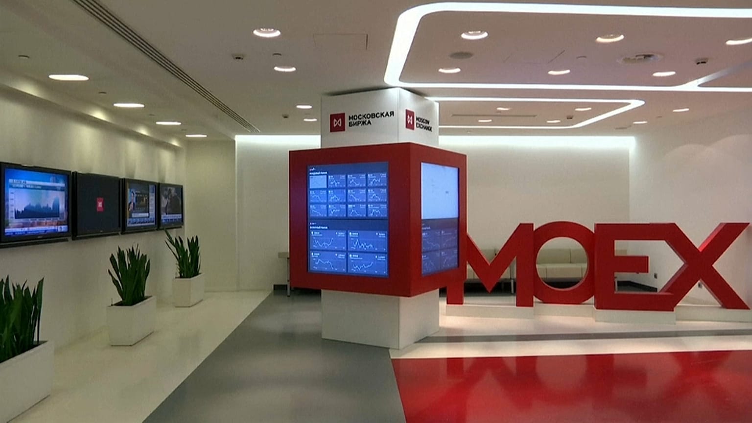 Коронавирус давит на российские биржи 