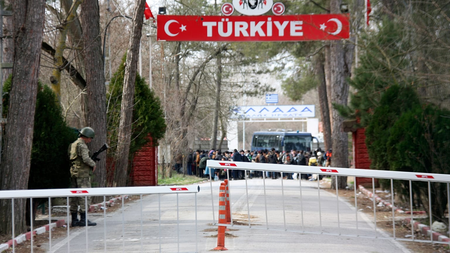 Καστανιές: Διεκόπη η λειτουργία του τελωνείου λόγω της συγκέντρωσης μεταναστών στην τουρκική πλευρά