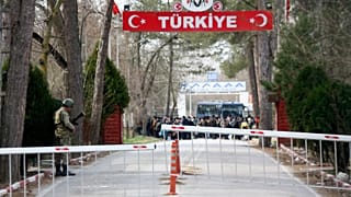 Καστανιές: Διεκόπη η λειτουργία του τελωνείου λόγω της συγκέντρωσης μεταναστών στην τουρκική πλευρά