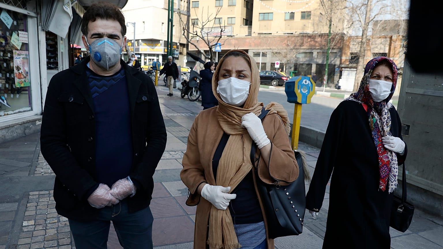 Koronavirüsten korunmak icin maske takan İranlılar
