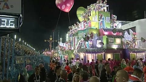 Die Bilder der Woche: Samba, Covid-19 und sowjetische Weltkriegspanzer