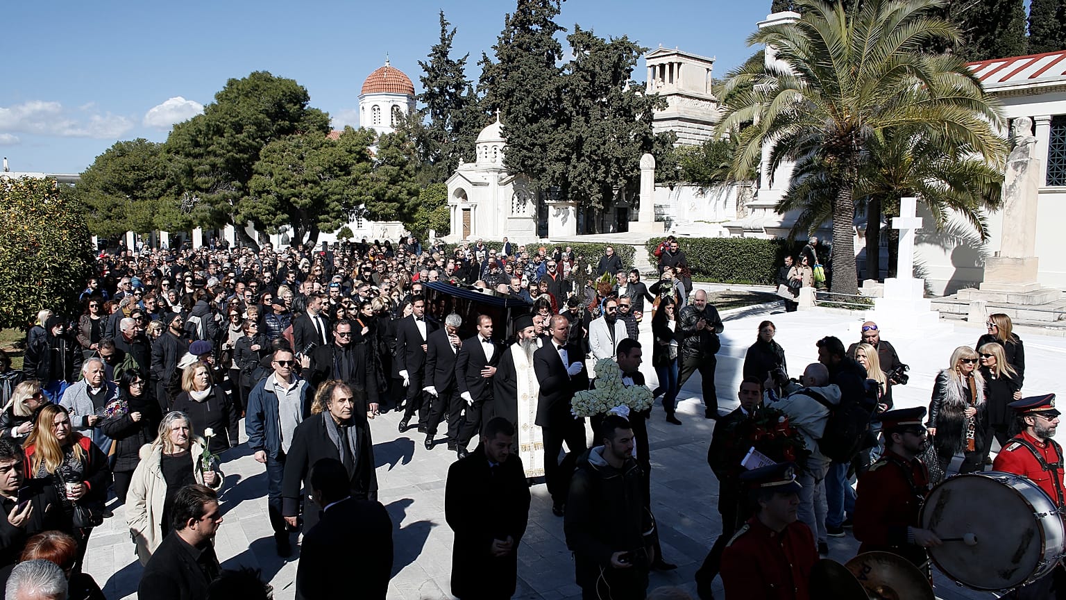 Συγγενείς και φίλοι συνοδεύουν τη σορό  του ηθοποιού Κώστα Βουτσά, μετά τη νεκρώσιμη ακολουθία στο Α’ Νεκροταφείο