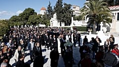 Συγγενείς και φίλοι συνοδεύουν τη σορό  του ηθοποιού Κώστα Βουτσά, μετά τη νεκρώσιμη ακολουθία στο Α’ Νεκροταφείο