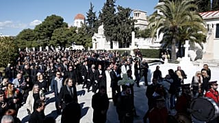 Συγγενείς και φίλοι συνοδεύουν τη σορό  του ηθοποιού Κώστα Βουτσά, μετά τη νεκρώσιμη ακολουθία στο Α’ Νεκροταφείο