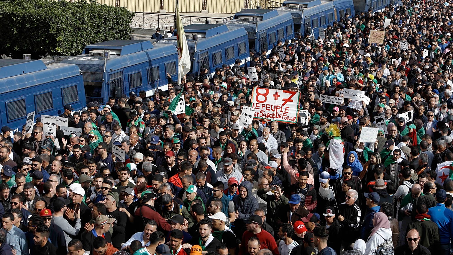 آلاف الجزائريين خرجوا إلى الشوارع للاحتفال بالذكرى السنوية الأولى للاحتجاجات الشعبية 21/02/2020