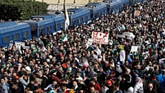 آلاف الجزائريين خرجوا إلى الشوارع للاحتفال بالذكرى السنوية الأولى للاحتجاجات الشعبية 21/02/2020