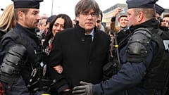 Foto de archivo: la policía rodea al expresidente de la Generalitat Carles Puigdemont a su llegada al Parlamento Europeo en Estrasburgo el 13 de enero de 2020.