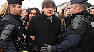 Foto de archivo: la policía rodea al expresidente de la Generalitat Carles Puigdemont a su llegada al Parlamento Europeo en Estrasburgo el 13 de enero de 2020.