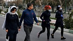 İran'ın başkenti Tahran'daki Pardisan Parkı. Koronavirüse rağmen halk, maskeleriyle spor yapmaya devam ediyor
