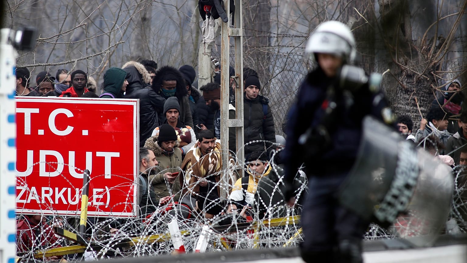 À la frontière gréco-turque, migrants et gardes-frontières se font face