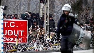Stand-off between 4,000 migrants and Greek border guards