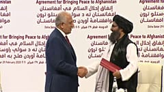 Vertreter der USA und der Taliban schütteln sich die Hände