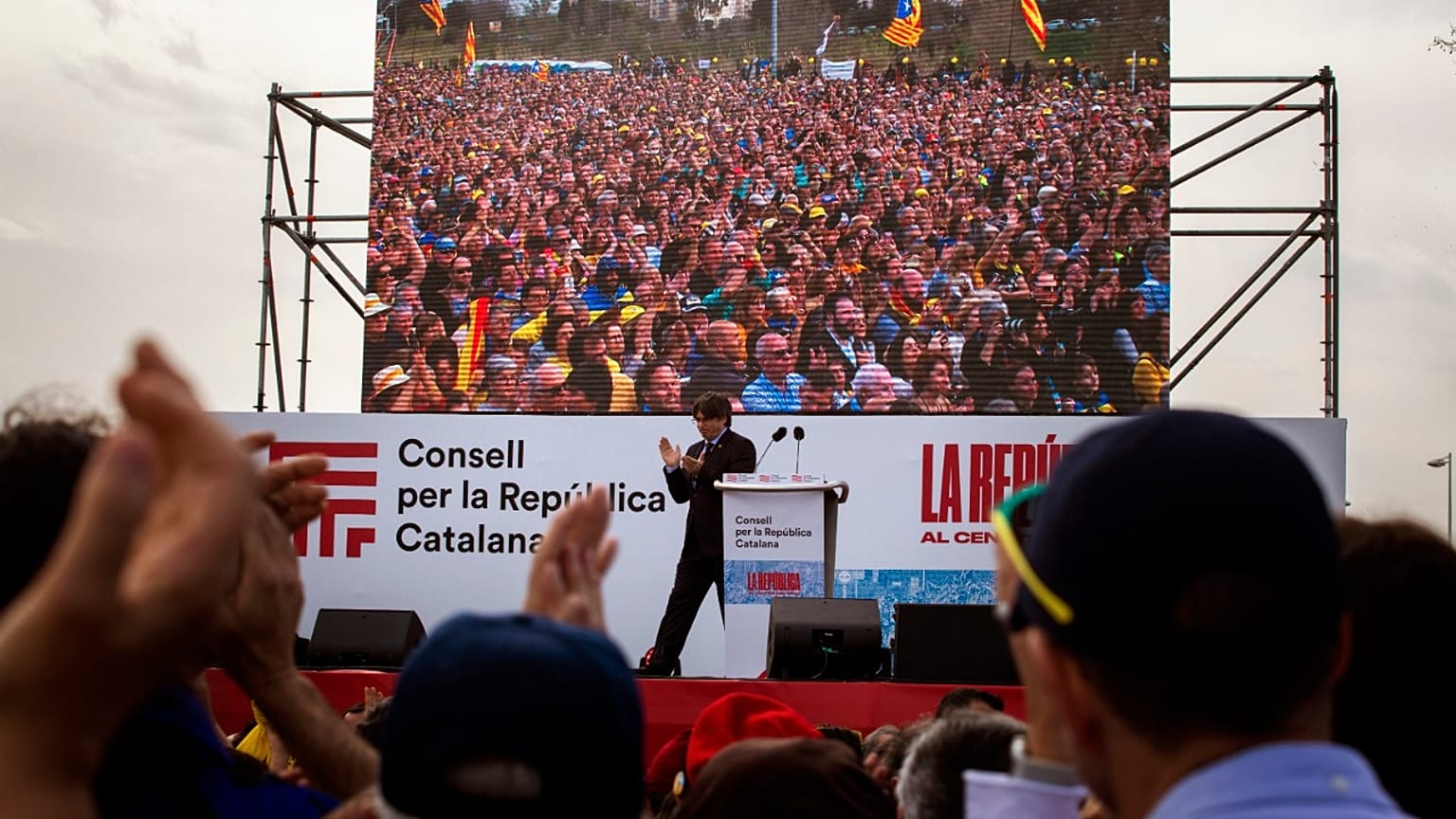 Puigdemont accolto da eroe a Perpignan