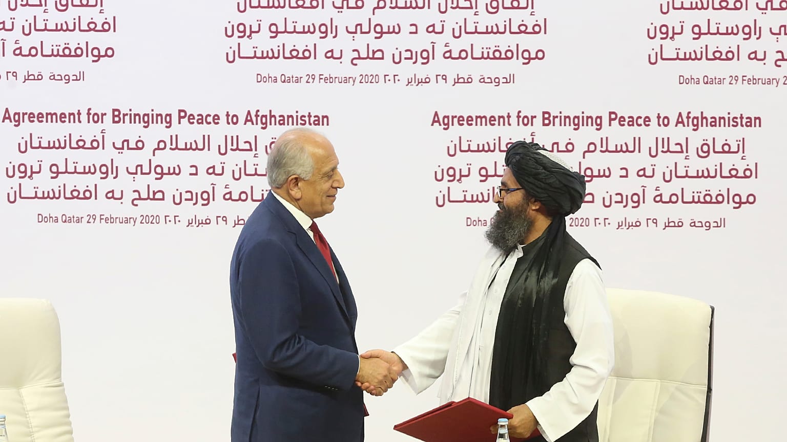 Anlaşmayı ABD’nin Afganistan Özel Temsilcisi Zalmay Halilzad ile Taliban Siyasi Ofis Başkanı Molla Abdulgani Berader imzaladı 