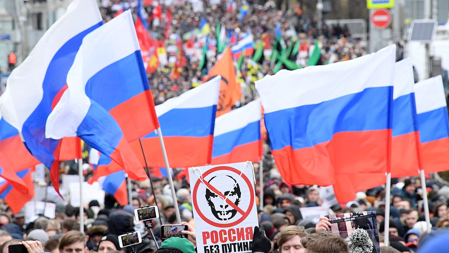 Cori e striscioni anti Putin, al corteo in memoria di Nemtsov