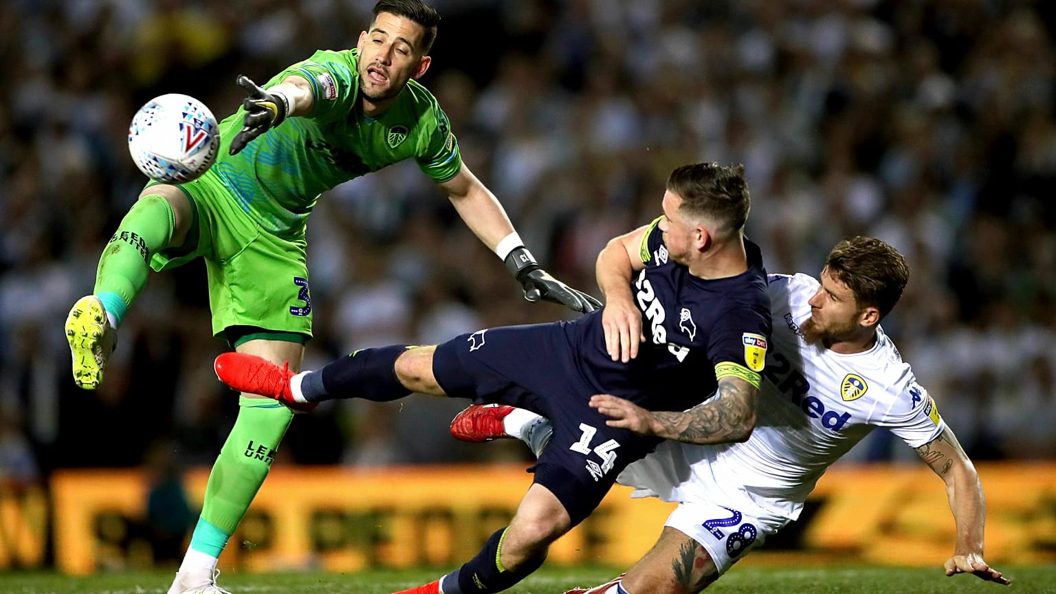 Leeds United'ın kalecisi Kiko Casilla'ya ırkçı söylemleri nedeniyle 8 maç ve yüz yüze eğitim cezası