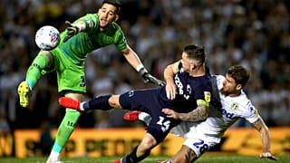 Leeds United'ın kalecisi Kiko Casilla'ya ırkçı söylemleri nedeniyle 8 maç ve yüz yüze eğitim cezası
