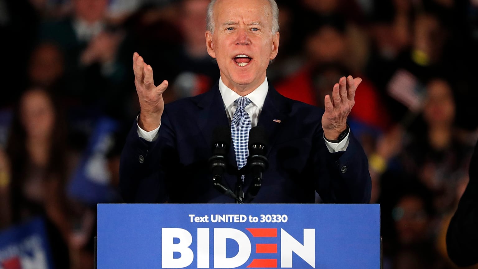 El candidato presidencial demócrata Joe Biden, habla en un mitin electoral en la noche de las primarias en Carolina del Sur, el 29 de febrero de 2020.