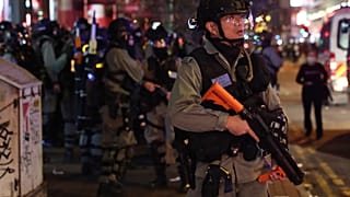 (Imagen de archivo) La policía antidisturbios hace guardia durante una protesta en Mong Kok, Hong Kong, el domingo 26 de enero de 2020.