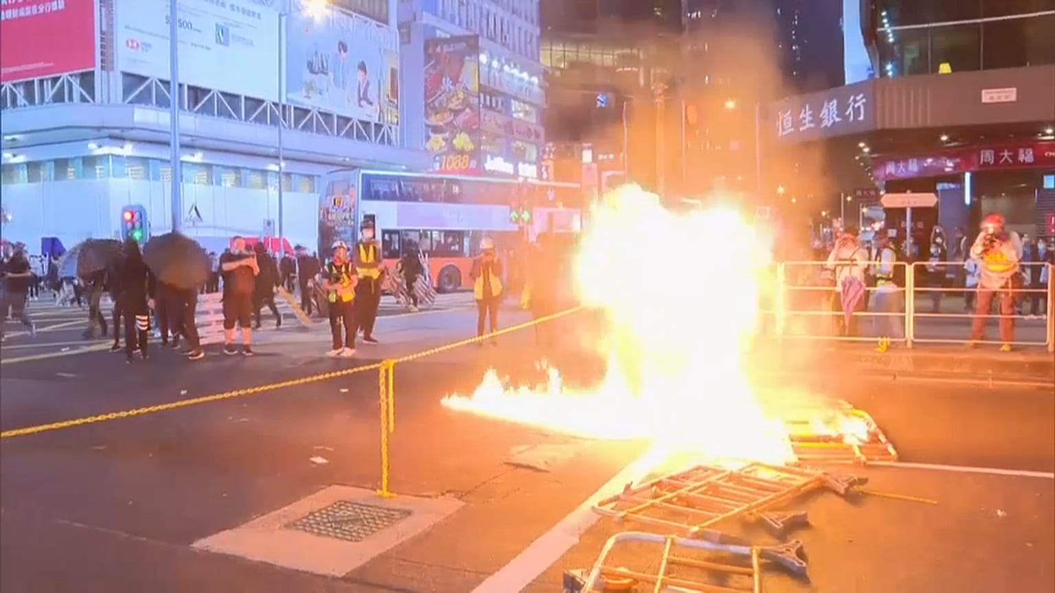 Confrontos regressam a Hong Kong