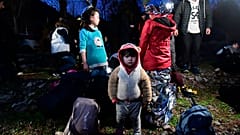 Sınırların açılması sonrası Türkiye'den yola çıkarak Yunanistan'ın Midilli Adası'na ailesiyle birlikte ayak basan küçük bir mülteci.