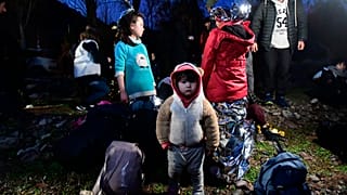 Sınırların açılması sonrası Türkiye'den yola çıkarak Yunanistan'ın Midilli Adası'na ailesiyle birlikte ayak basan küçük bir mülteci.