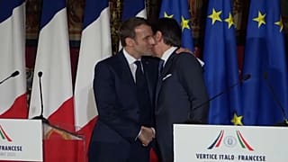 A csók felülkerekedett a víruson