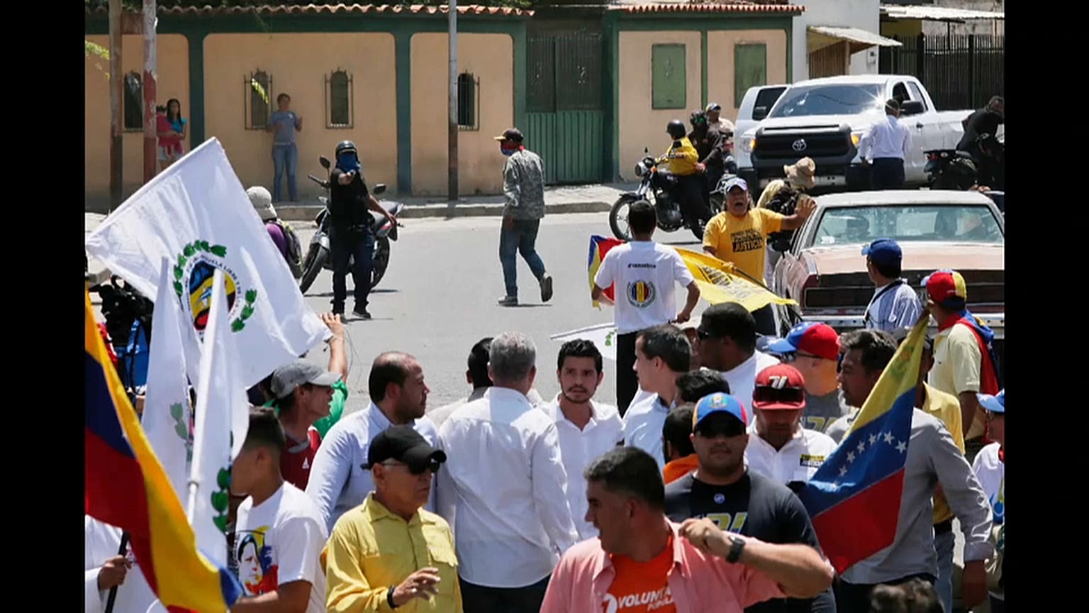 Encañonan con arma de fuego a Juan Guaidó