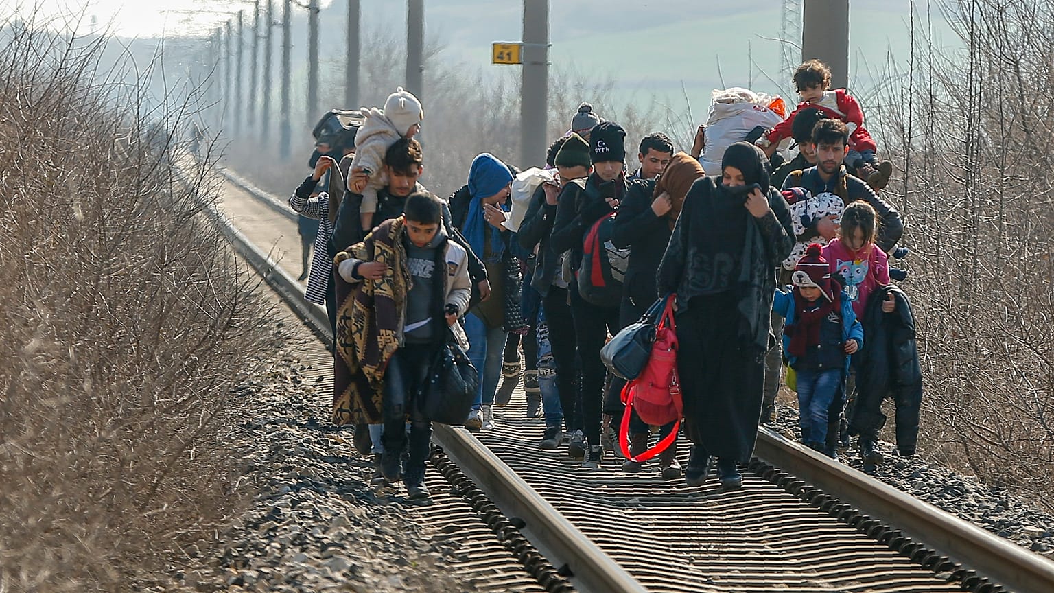 Migrantes caminan por las vías del tren en dirección a Grecia cerca del paso fronterizo de Pazarakule en Edirne, Turquía, domingo, marzo. 1, 2020.