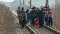 Migrantes caminan por las vías del tren en dirección a Grecia cerca del paso fronterizo de Pazarakule en Edirne, Turquía, domingo, marzo. 1, 2020.