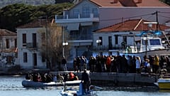 Λέσβος: Κάτοικοι εμποδίζουν μετανάστες να φτάσουν στη Μόρια