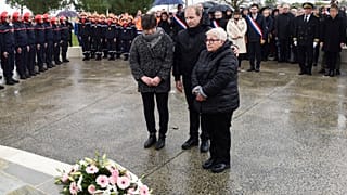 Des proches de victimes de la tempêtes Xynthia lors de la cérémonie marquant les 10 ans du passage de la tempête à la Faute-sur-Mer