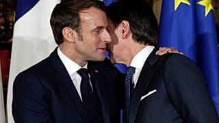 Le président français Emmanuel Macron a fait la bise au président du Conseil italien Giuseppe Conte