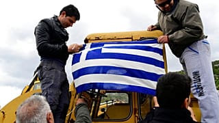 Habitantes de Lesbos tentam impedir desembarque de migrantes
