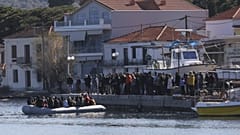 Aşırı sağcı bir grup, Yunanistan'ın Midilli Adası'nda karaya çıkmak isteyen göçmenlere engel olmaya çalıştı