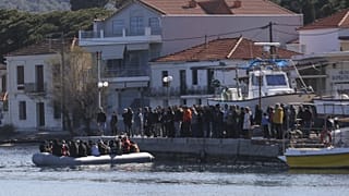 Aşırı sağcı bir grup, Yunanistan'ın Midilli Adası'nda karaya çıkmak isteyen göçmenlere engel olmaya çalıştı