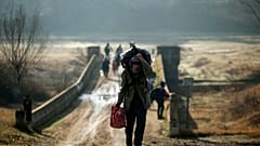 Migrants clash with Greek police at Turkish border