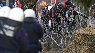 Nem tágítanak a menekültek a görög-török határról