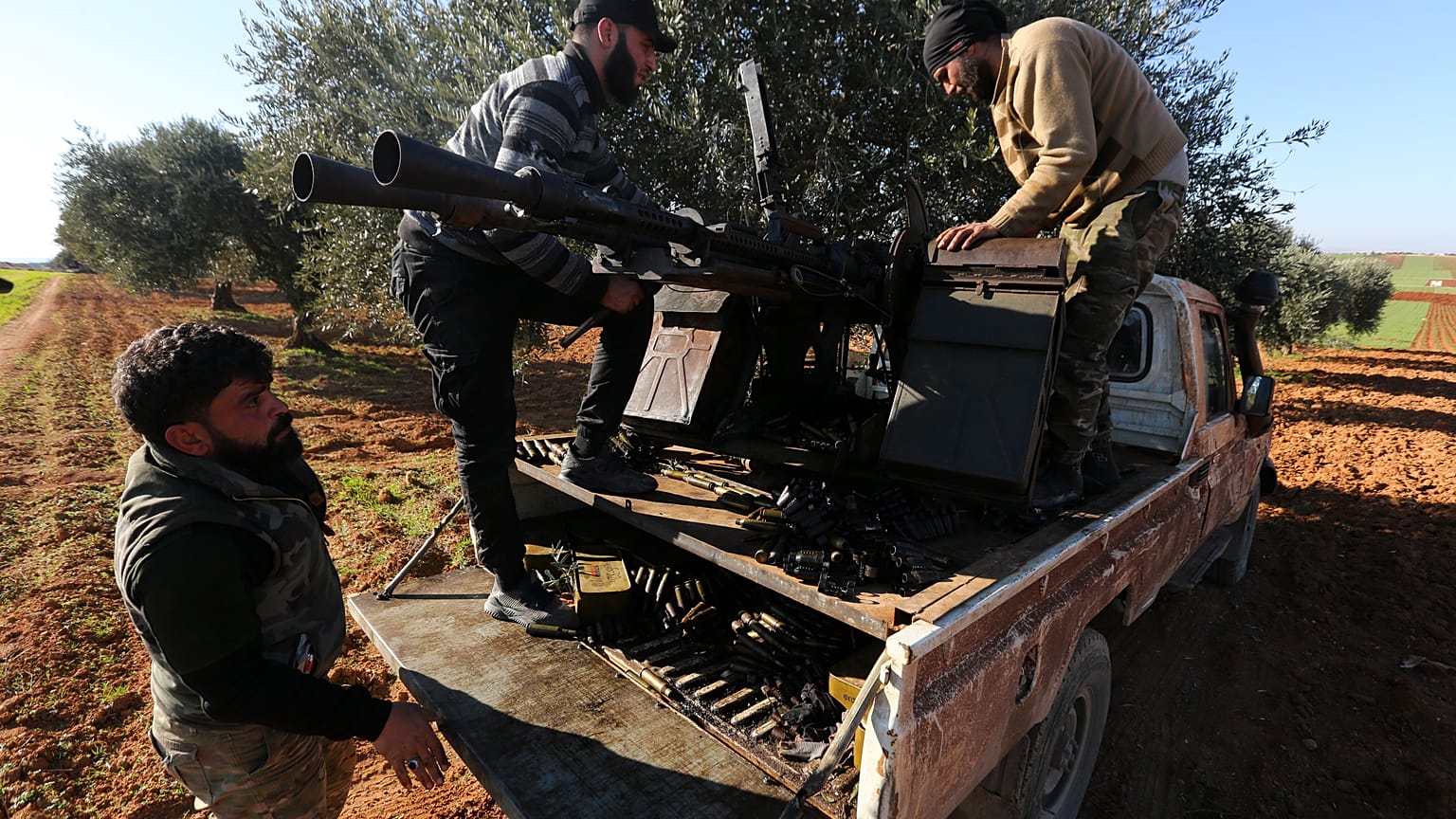  Des combattants syriens, soutenus par la Turquie, sur la ligne de front près de la ville de Saraqeb dans la province d'Idleb, en Syrie, le mercredi 26 février 2020.