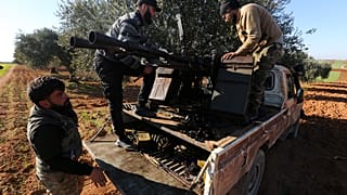  Des combattants syriens, soutenus par la Turquie, sur la ligne de front près de la ville de Saraqeb dans la province d'Idleb, en Syrie, le mercredi 26 février 2020.