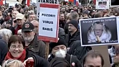 Több ezren tüntettek a cseh miniszterelnök ellen