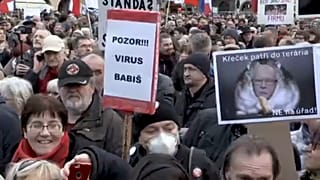 Több ezren tüntettek a cseh miniszterelnök ellen