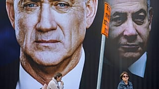 ملصق انتخابي يظهر فيه بنيامين نتنياهو وبيني غانتس 