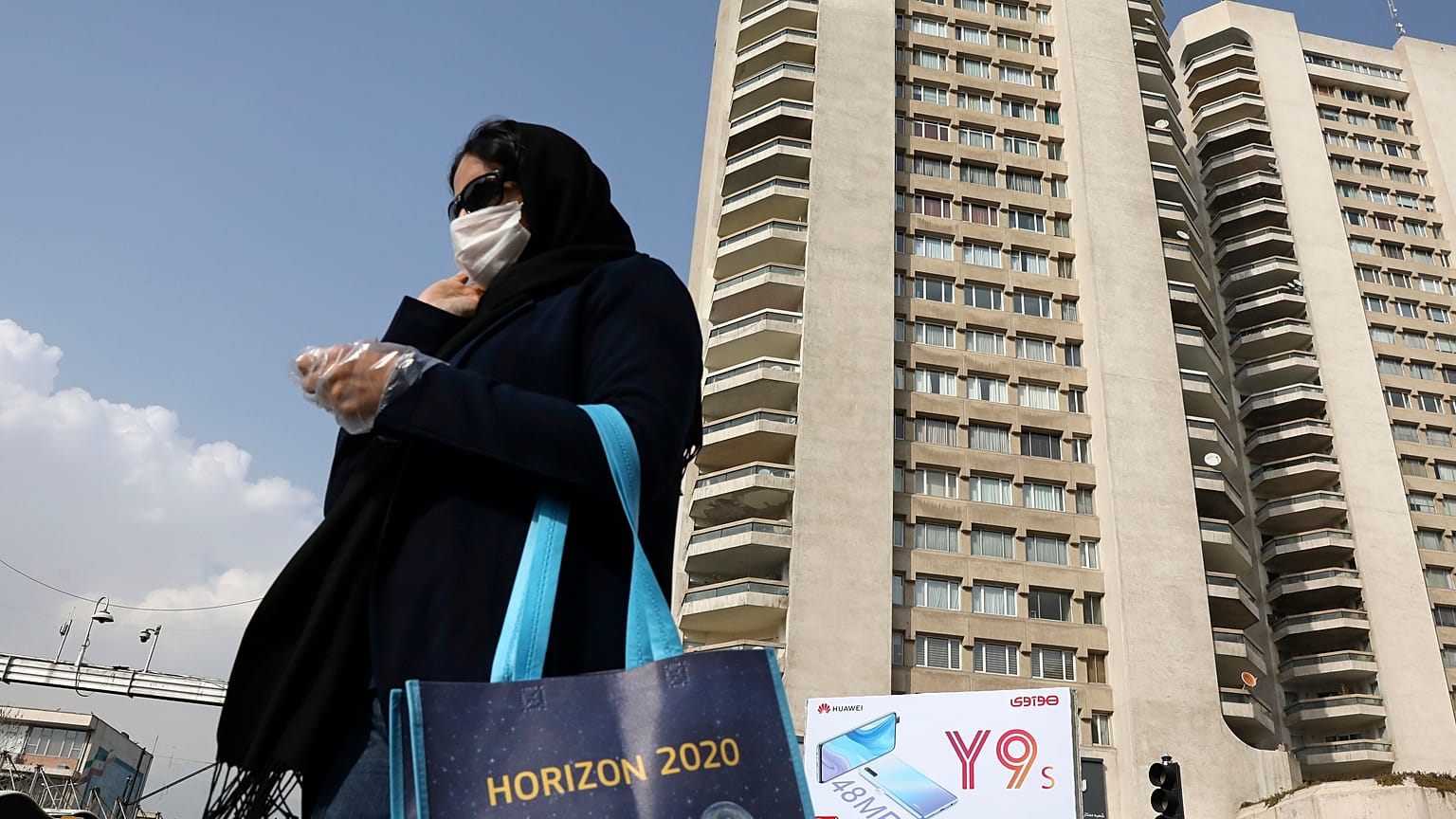 İran'da halk, koronavirüse karşı maske takıyor