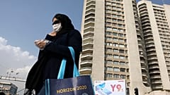 İran'da halk, koronavirüse karşı maske takıyor