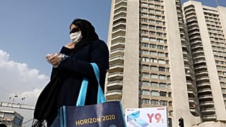 İran'da halk, koronavirüse karşı maske takıyor