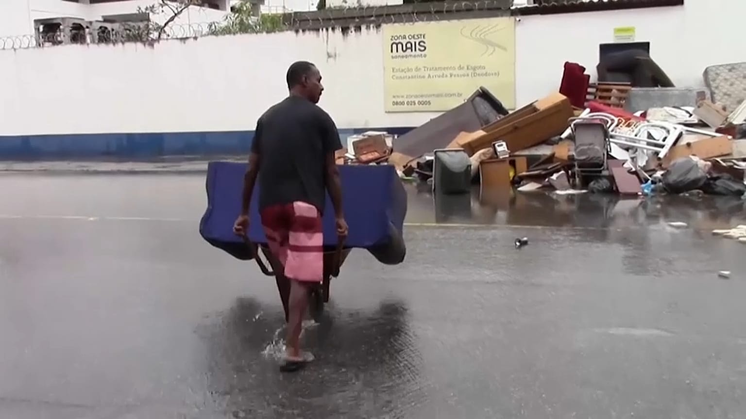 Cheias no Rio de Janeiro fazem pelo menos quatro mortos