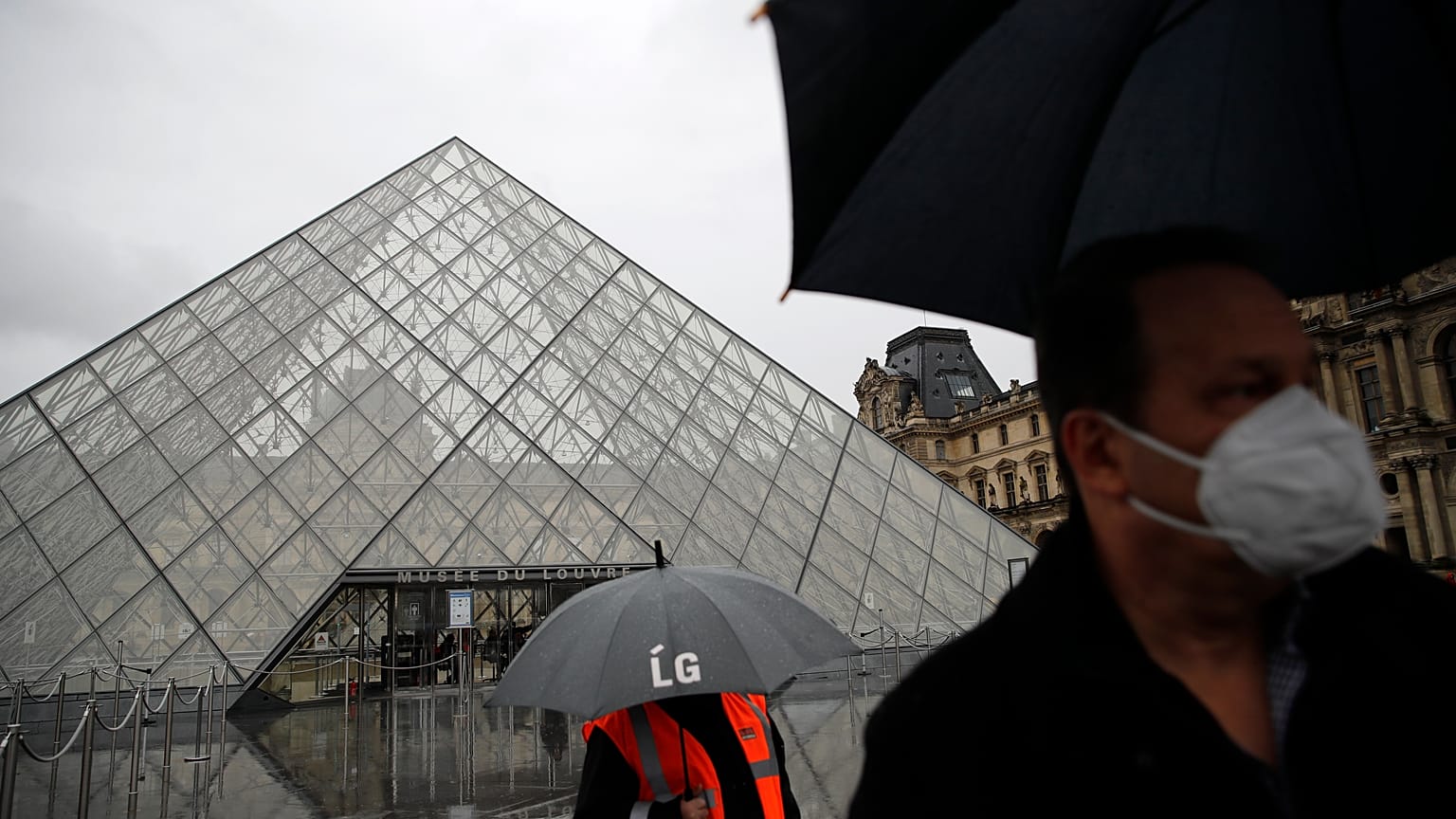 Paris’teki tarihi Louvre Müzesi koronavirüs nedeniyle kapılarını ziyaretçilere kapattı. 