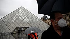 Paris’teki tarihi Louvre Müzesi koronavirüs nedeniyle kapılarını ziyaretçilere kapattı. 